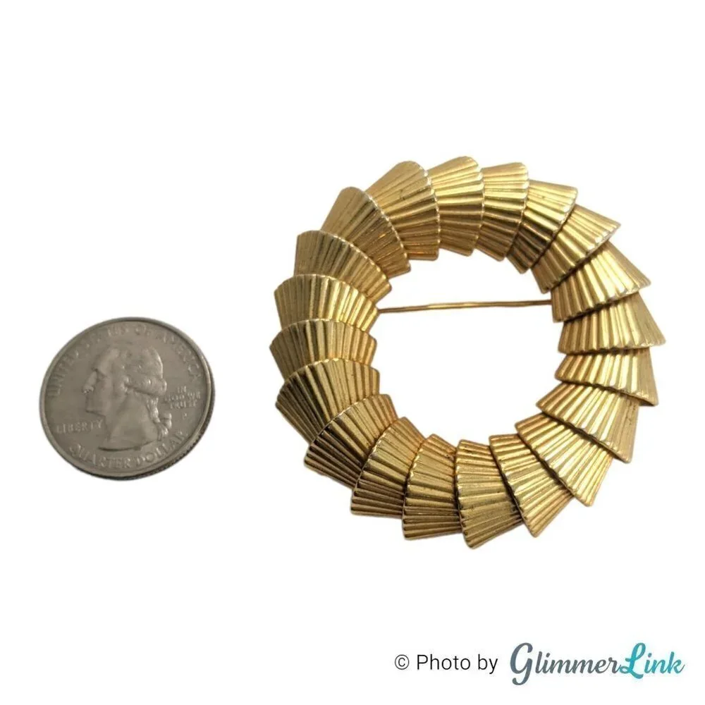 Vintage Overlapped Ribbed Cones Round Gold Tone Brooch
